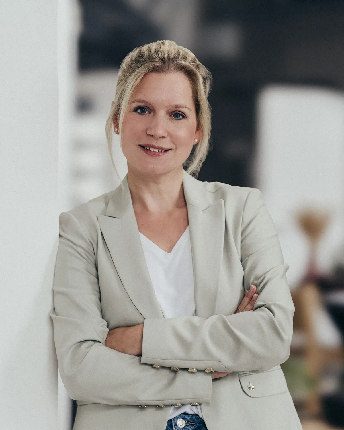 Tanja Könning, Kundenberatung im Saunastudio Münsterland, blickt freundlich in die Kamera.