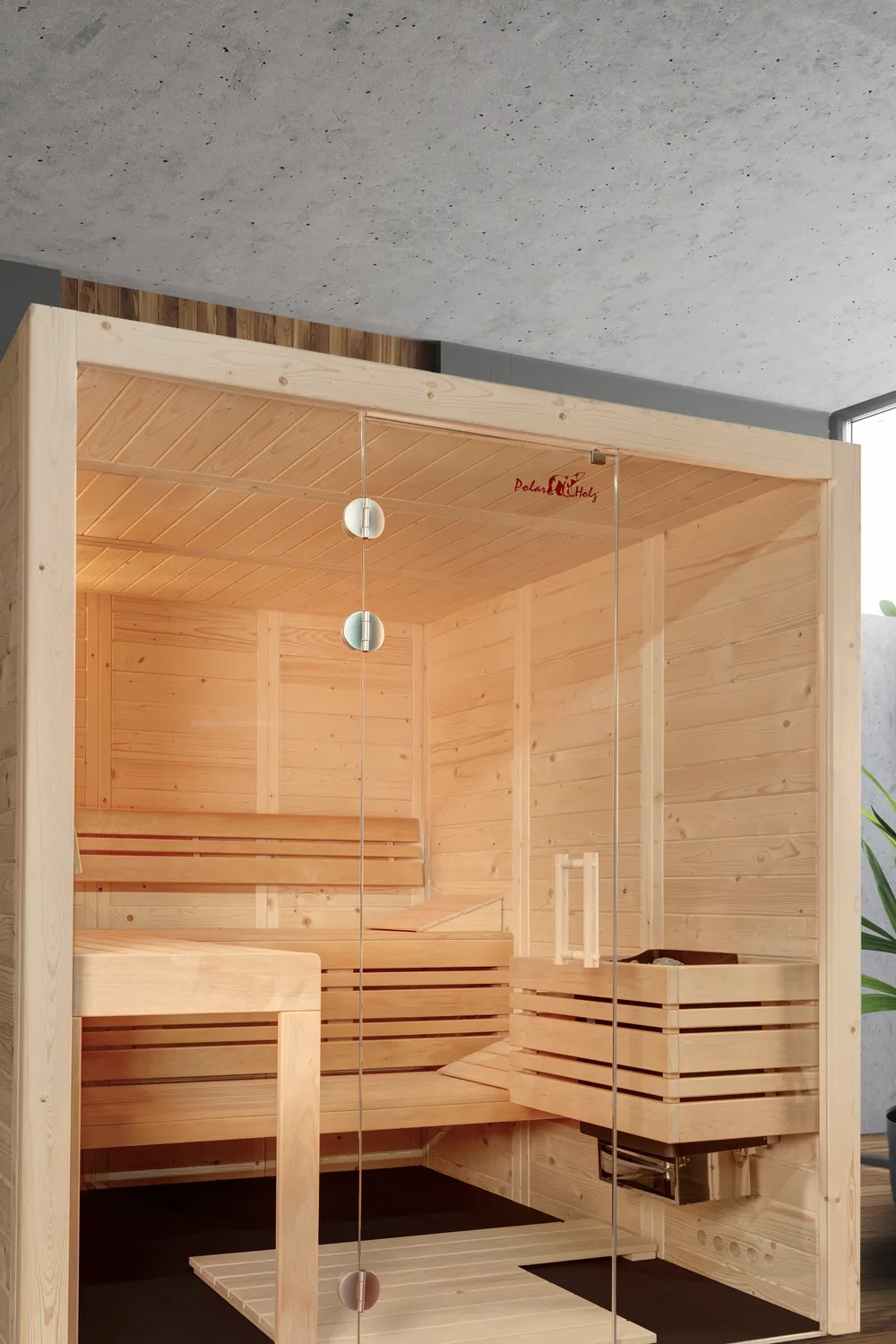Blick durch die Glasfront in eine Innensauna: Liegebänke aus hellem Holz, warm ausgeleuchtet von indirektem Licht.